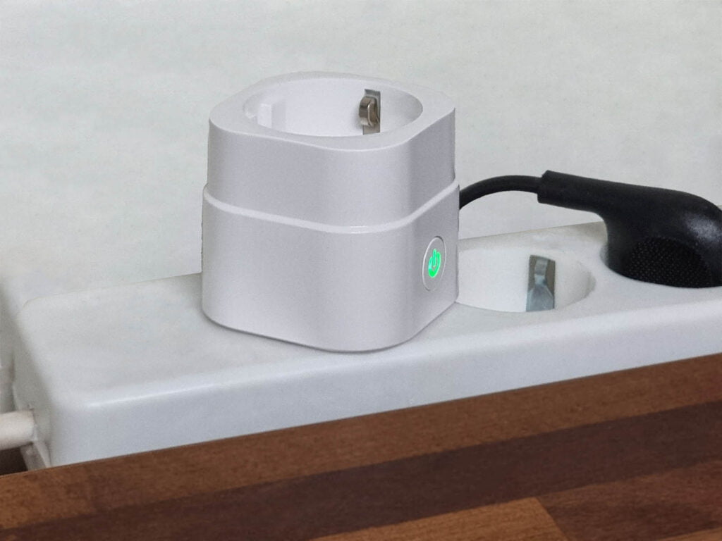 Moes Smart Plug and Energy Meter _TZ3000_yujkchbz Plugged in