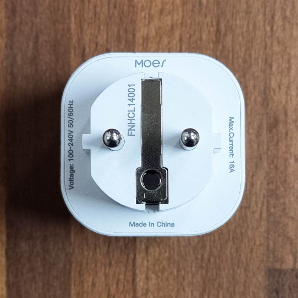 Moes Smart Plug and Energy Meter _TZ3000_yujkchbz Prongs View