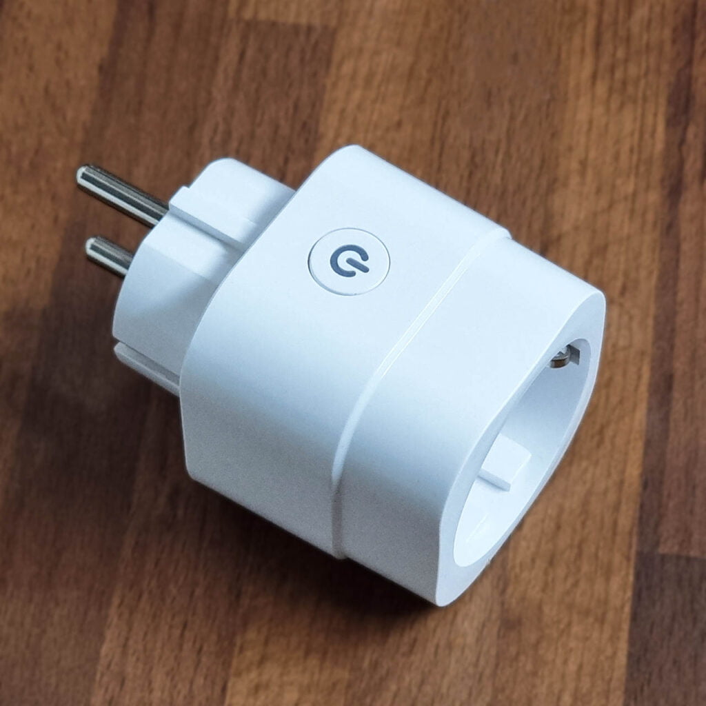 Moes Smart Plug and Energy Meter _TZ3000_yujkchbz Side View