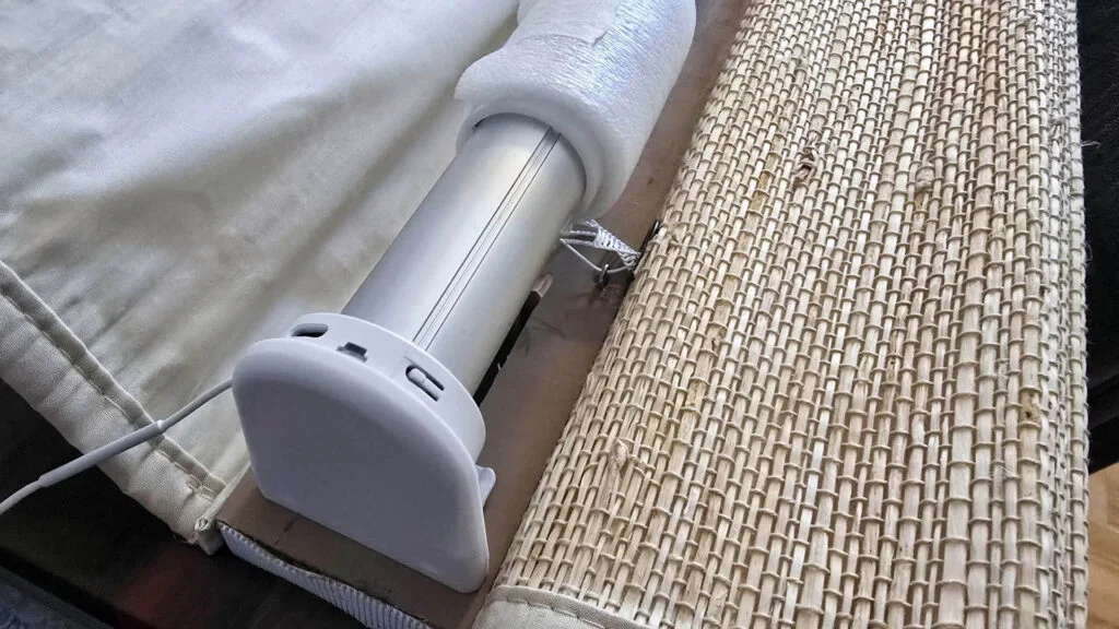 SmartWings Matter over Thread Shades: Motor USB-C and pairing button