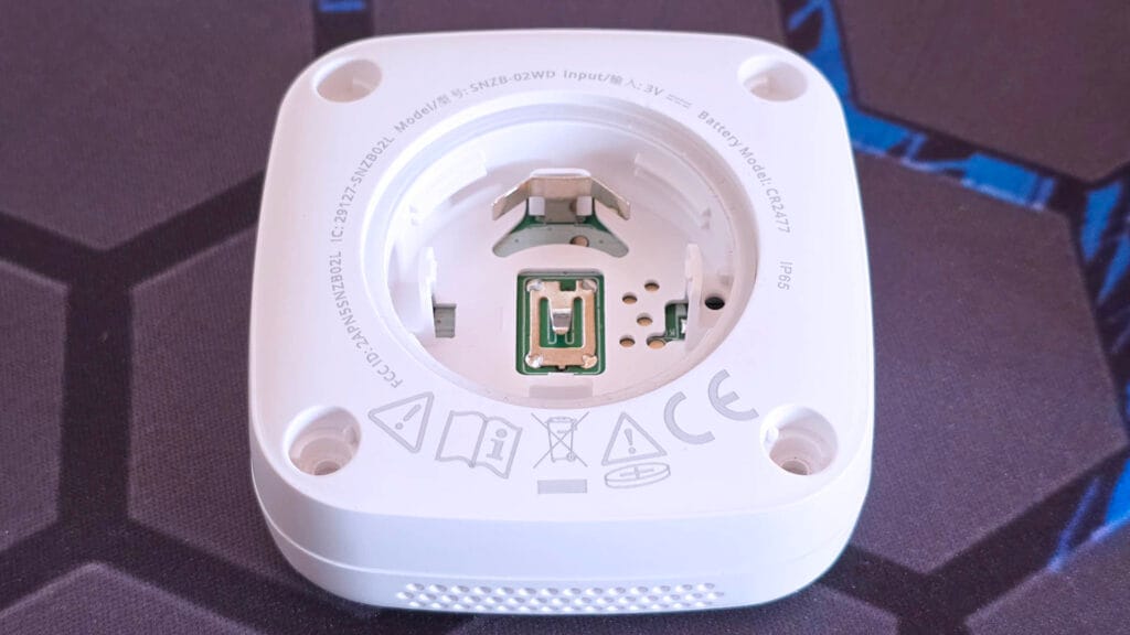 Sonoff SNZB-02LD and 02WD Zigbee Temperature Sensor SmartHomeScene Review: Battery compartment and seal