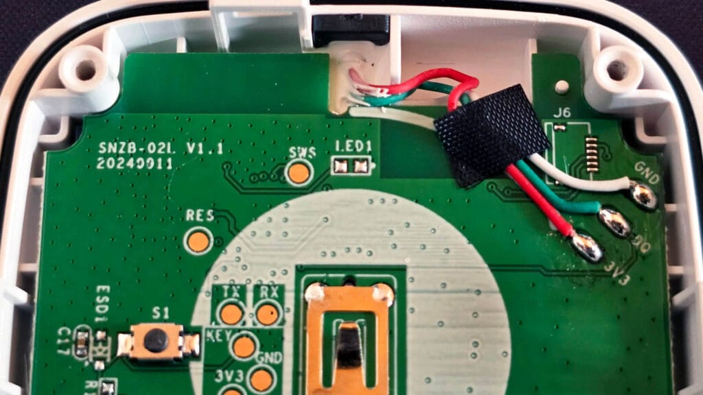 Sonoff SNZB-02LD Zigbee Probe Temperature Sensor SmartHomeScene Review: Sensor on PCB