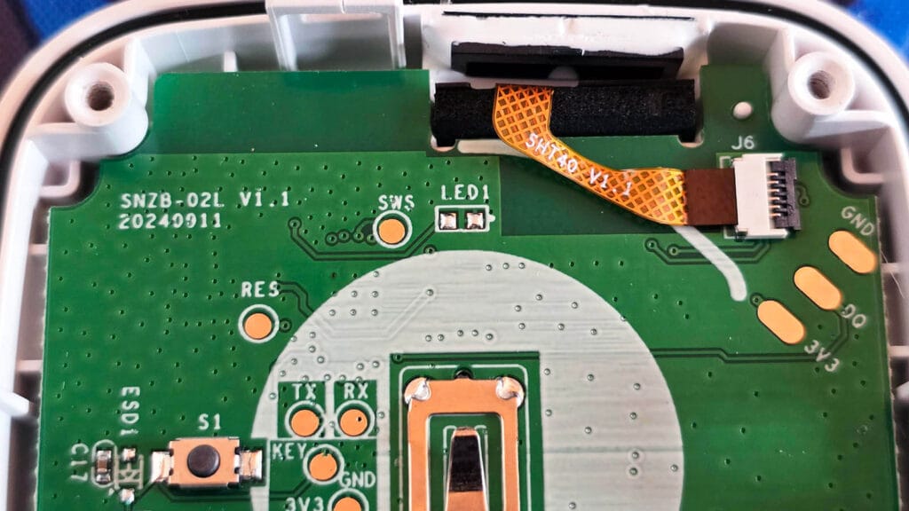 Sonoff SNZB-02WD Zigbee Temperature Sensor SmartHomeScene Review: Sensor on PCB