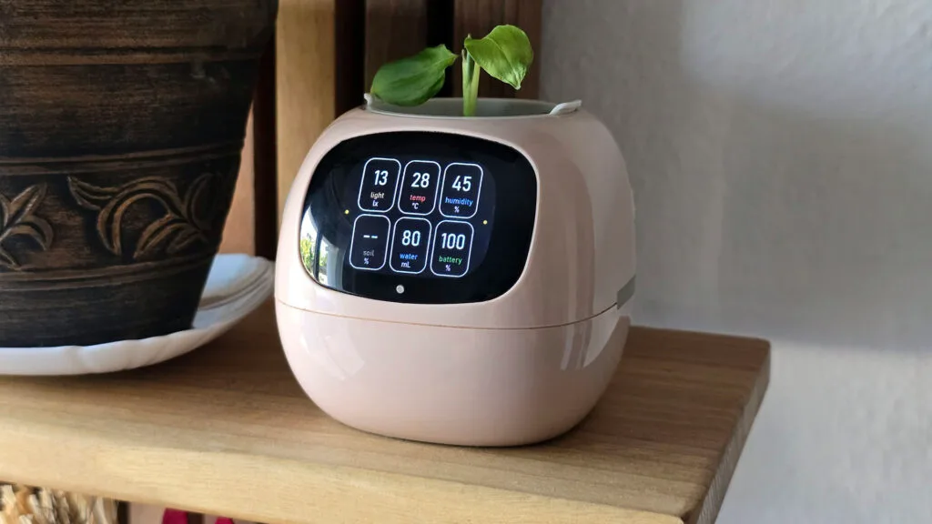 Ivy Smart Planter Review by SmartHomeScene: Status Display