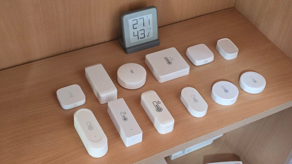 Zigbee Temperature Sensor Comparison by SmartHomeScene: Installed in office